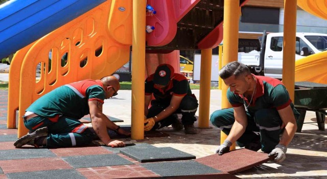 Menteşedeki parkların zeminleri yenileniyor