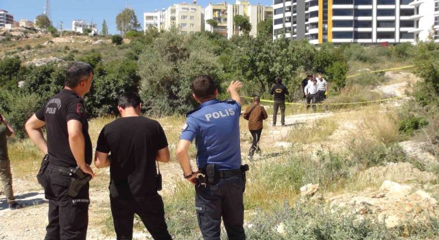 Mersinde toprak kazan kadın el bombası buldu