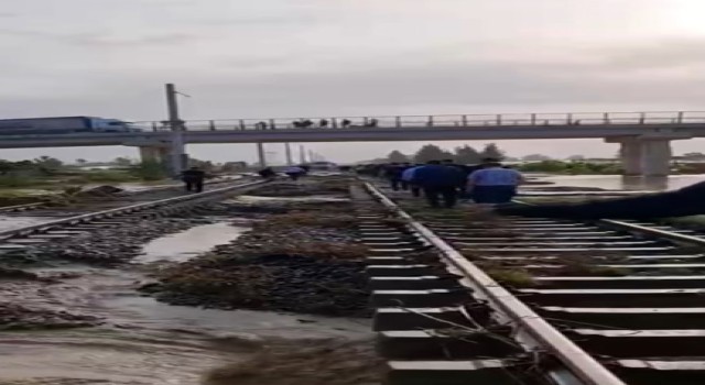 Mersinde yağışlar tren seferlerini de durdurdu