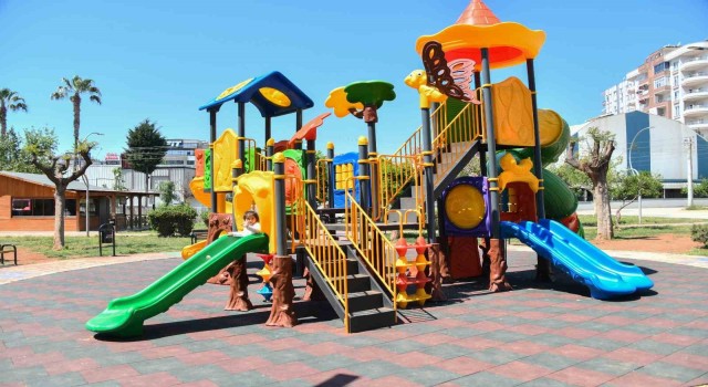 Mersinde yakılan çocuk oyun grubu yenilendi