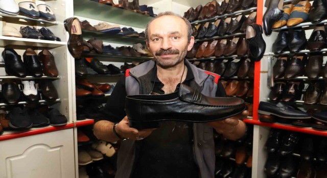 Metin Aydos, 49 yıldır el emeği ayakkabı üretiyor