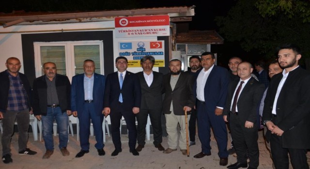MHPli Özdemir, Doğu Türkistanlılarla buluştu