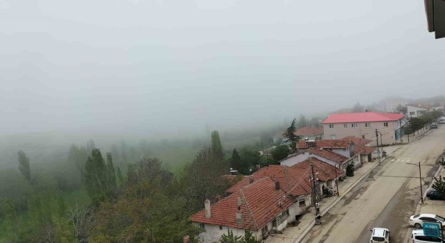 Mihalıççıkın yüksek kesimlerini sis kapladı