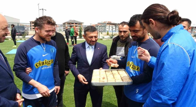 Milletvekili Erbaştan şampiyonluk mücadelesi veren Belediye Kütahyaspora tam destek