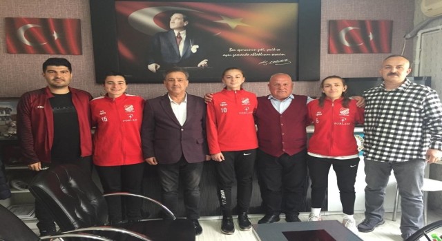 Milli davet alan genç sporculardan Başkan Tosuna ziyaret