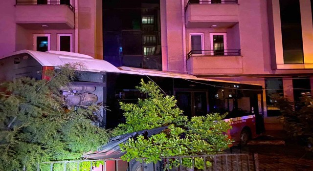 Minibüs ile çarpışan halk otobüsü evin duvarına çarptı: 1 yaralı
