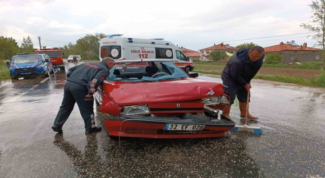 Minibüsün otomobille çarpıştığı kazada 2 kişi yaralandı