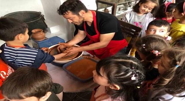 Minik eller kent müzesinde çömlek yaptı