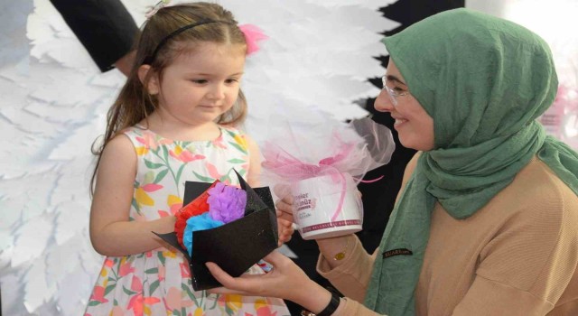 Minik öğrenciler annelerinin Anneler Gününü kutladı
