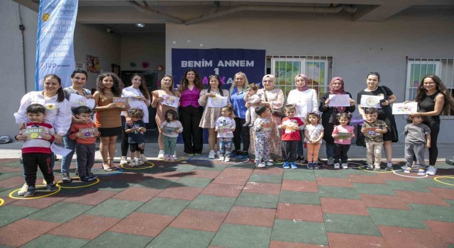Minikler anneleri için hediye hazırlayıp, şarkılar söyledi