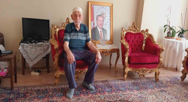 Mitinge gitmek için merdivenleri yürüyerek çıkan Hüseyin Dede, Cumhurbaşkanımız arayınca çok sevindim”