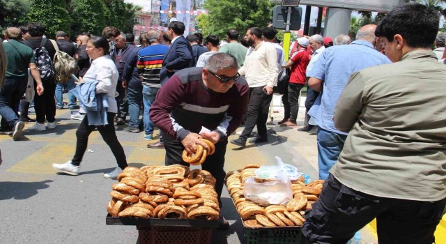 Mitingler simitçilerin yüzünü güldürdü