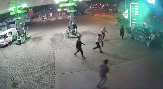 Motorunda yangın başlayan kamyonettekilerin akaryakıt istasyonunda pes dedirten sakinliği