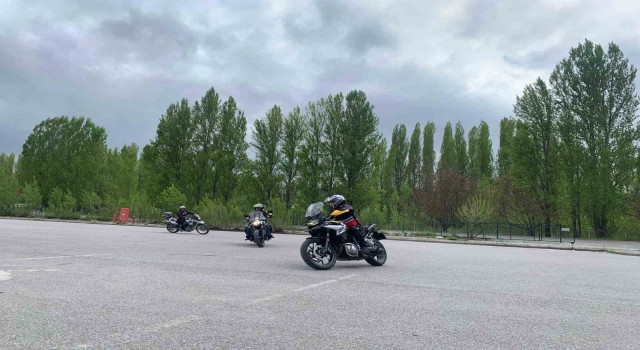 Motosiklet derneği kapalı alanlarda hâkimiyet dersi yaptı
