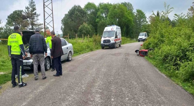 Motosiklet ile otomobil kafa kafaya çarpıştı