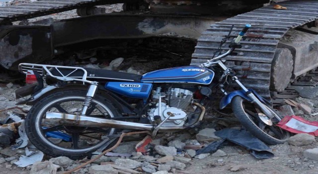 Motosiklet park halindeki kepçeye çarptı: 2 yaralı