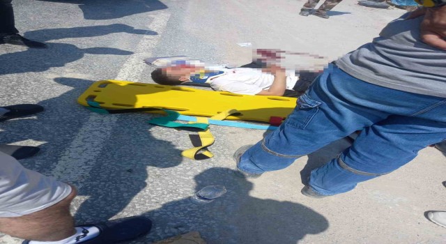 Motosiklet sürücüsü taklalar attı, çarpıştığı otomobil sürücüsü hiçbir şey olmamış gibi kaçtı
