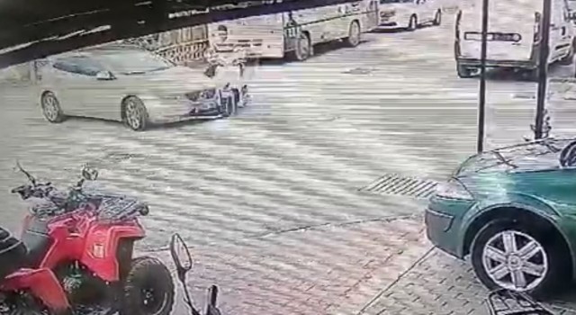 Motosikletin otomobile çarptığı anlar kameraya yansıdı