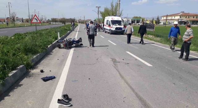 Motosikletle otomobilin çarpıştığı kazada 2 kardeş yaralandı