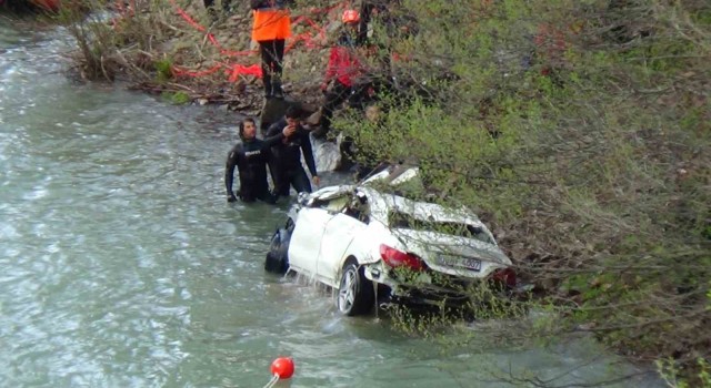 Munzur Çayına düşen otomobil çıkartıldı, 3 genç aranıyor