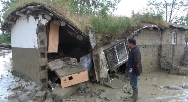 Muşta sağanak sele neden oldu: 7 ev 1 araç hasar gördü
