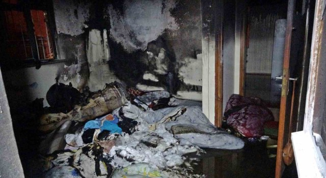 Müstakil evde çıkan yangında 2 kişi dumandan etkilendi, muhabbet kuşu kafesinde telef oldu