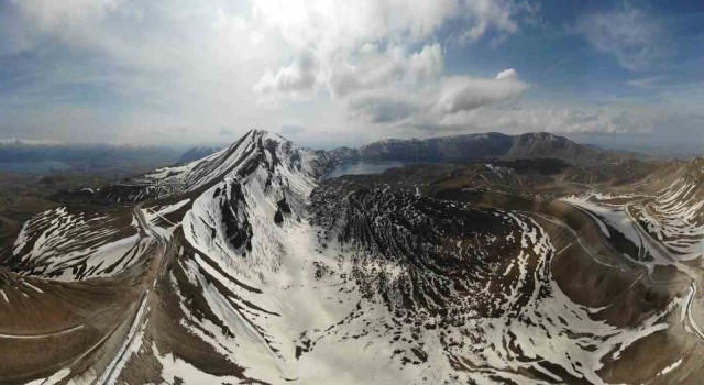 Nemrut Kalderası ilkbaharla birlikte görsel şölen sunuyor