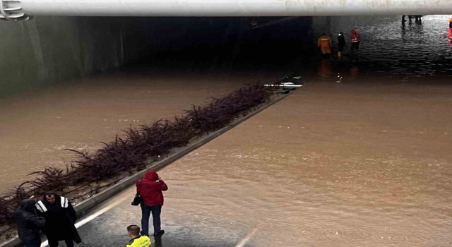 Nevşehirde sağanak yağış trafiği olumsuz etkiledi