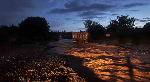 Nevşehirde selde mahsur kalan şoför, iş makinasıyla kurtarıldı