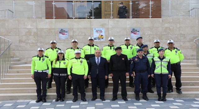 Niğdede, motosiklet sürücülerine reflektörlü yelek dağıtıldı