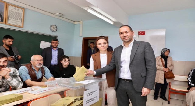 Niğdede protokolü oylarını kullandı