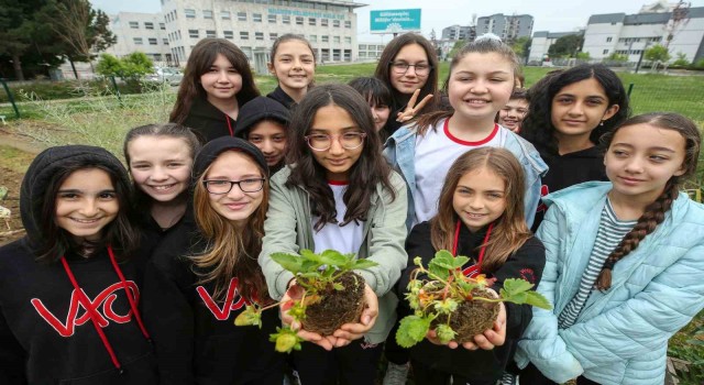 Nilüferde öğrenciler Mini Bostanda fide dikti