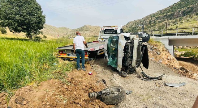 Nusaybinde hafif ticari araç takla attı: 2 yaralı