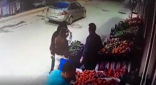 O anlar kamerada: Bir kadına tokat attı, diğer kadınlar müdahale edince onları da darp etti