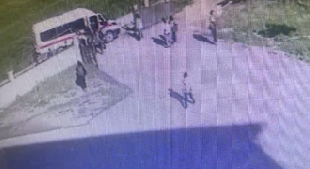 Öğrencilerin servisine binen yaşlı adam minibüsün altında can verdi