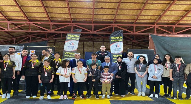 Okul Sporları okçuluk il şampiyonası Erzurumda yapılıyor