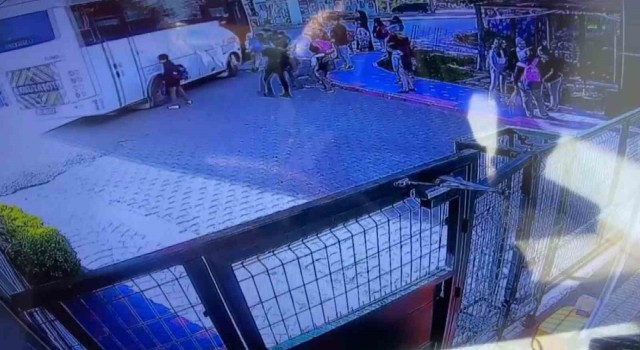 Okula gidecekleri servisin altında kaldılar