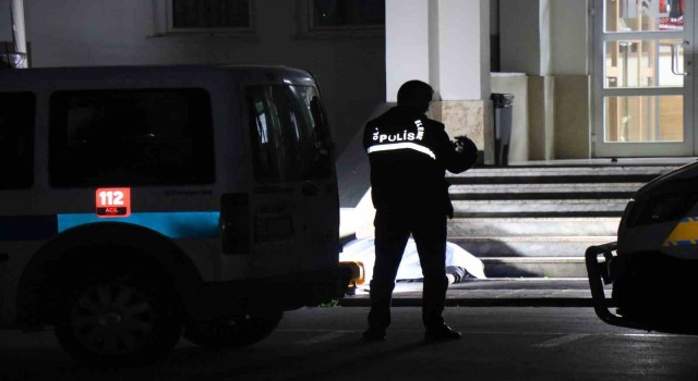 Okulun bahçesinde fenalaşan öğrenci velisi hayatını kaybetti