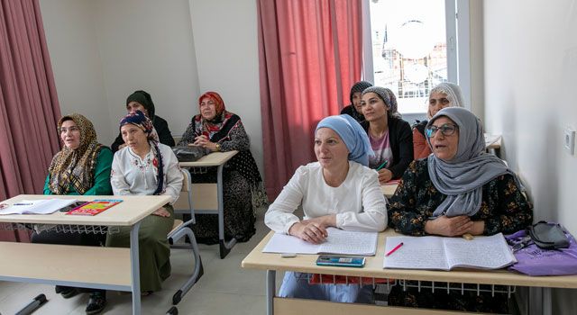 Okuma yazma kursları sayesinde kadınlar hayallerine kavuşuyor