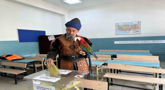 Omuzunda papağanı ile birlikte oy kullanan vatandaş ilgi odağı oldu