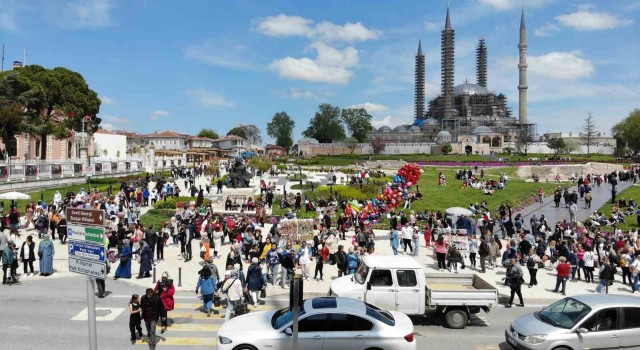 On binler Kakava Hıdırellez Şenlikleri için Edirneye akın etti, adım atacak yer kalmadı