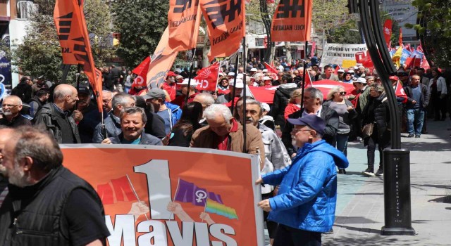 Önde LGBT pankartı, arkasında Türk bayrağı