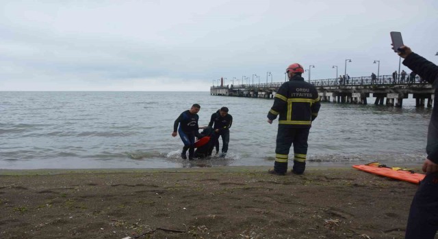 Orduda bunalıma giren genç iskeleden denize atladı