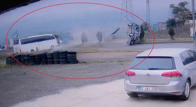 Orduda yolcu otobüsü ile hafif ticari aracın çarpıştığı kaza kamerada