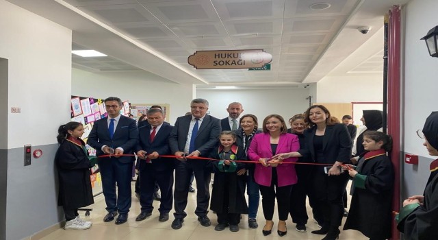 Ortaokulda ‘Hukuk Sokağı açıldı