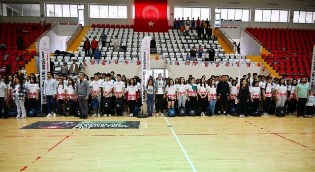 Osmaniyede, 96 spor kulübüne nakdi yardım ve malzeme dağıtımı yapıldı