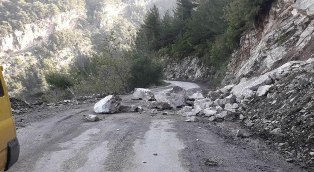 Osmaniyede heyelan nedeniyle köy yolları ulaşıma kapandı