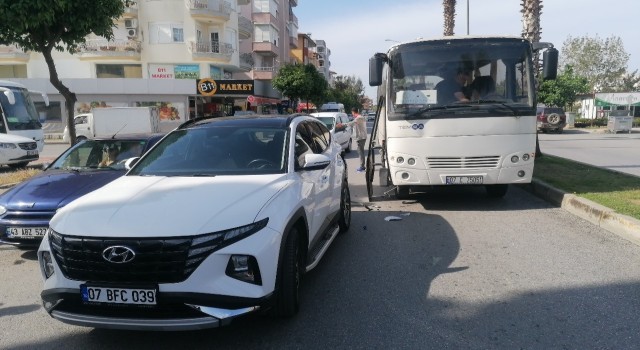 Otomatik kapısı açık seyreden servis otobüsü otomobile çarptı