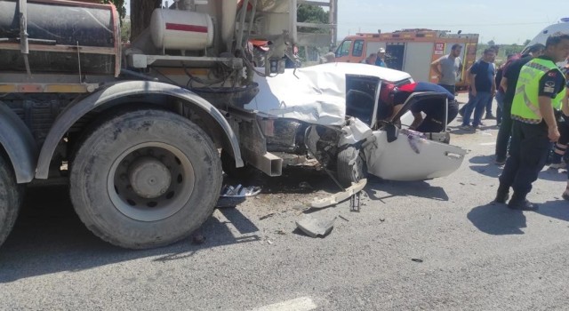 Otomobil, beton mikseri ile çarpıştı: 1 yaralı