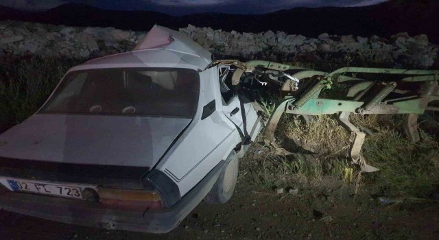 Otomobil ile traktör çarpıştı: 1 yaralı